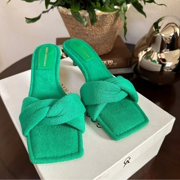 Good American Slides in Grass Green Terrycloth - NWT - Size 10 - Picture 1 of 4
